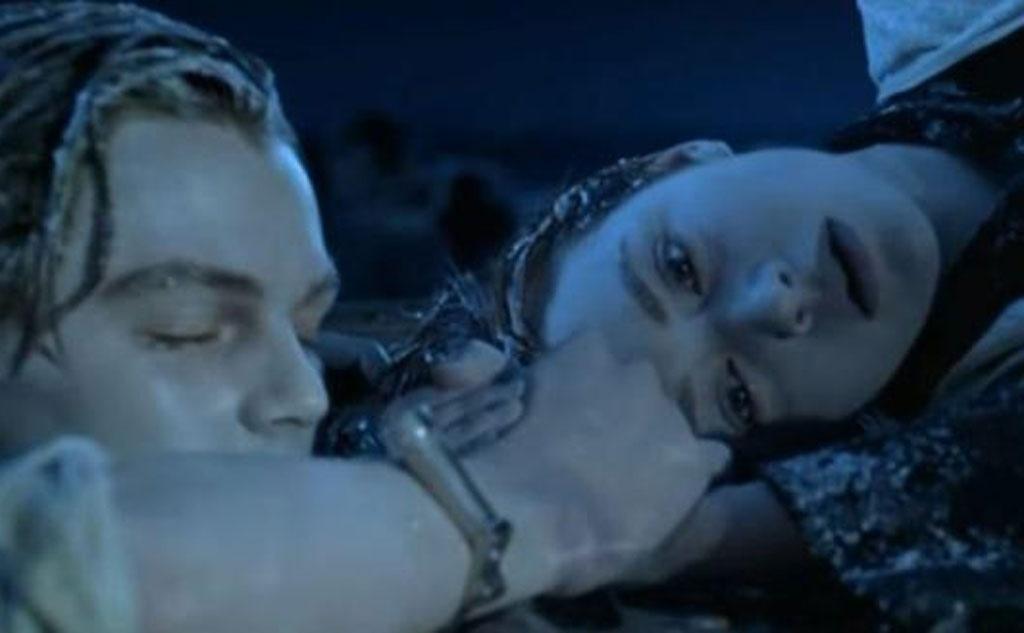 Leonardo DiCaprio e Kate Winslet em cena de "Titanic" (1997) - Reprodução