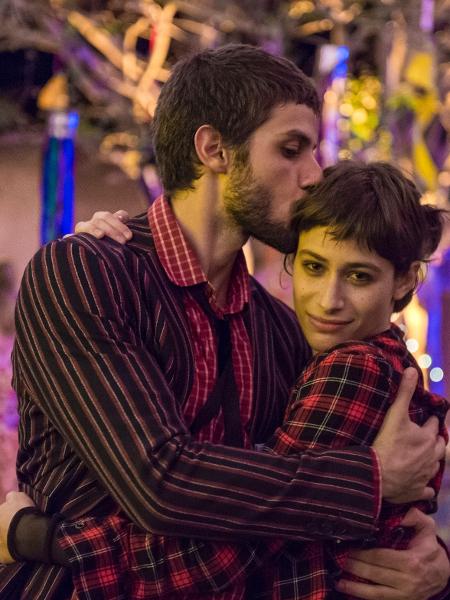 Após uma emboscada para matar Manu (Luisa Arraes), ela e o irmão Ícaro (Chay Suede) vão ficar ao lado da mãe Luzia - Mauricio Fidalgo/Globo - Mauricio Fidalgo/Globo