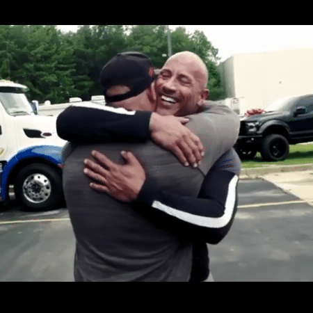 Dwayne Johnson entrega carro para dublê - Reprodução/Instagram