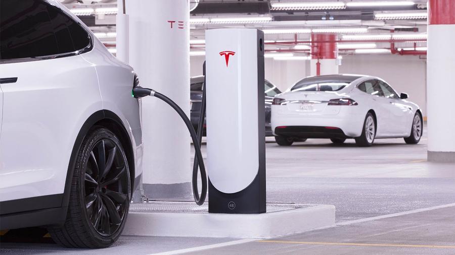 Tesla Model S em carregador rápido - Divulgação