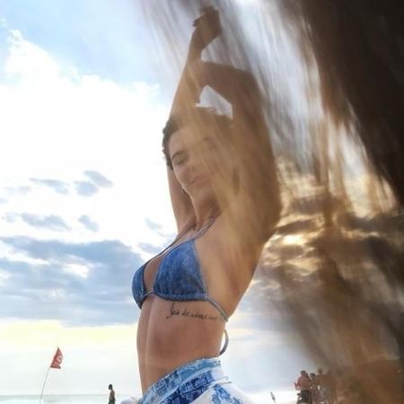 Mariana Goldfarb termina o dia na beira da praia com biquíni cortininha - Reprodução/Instagram