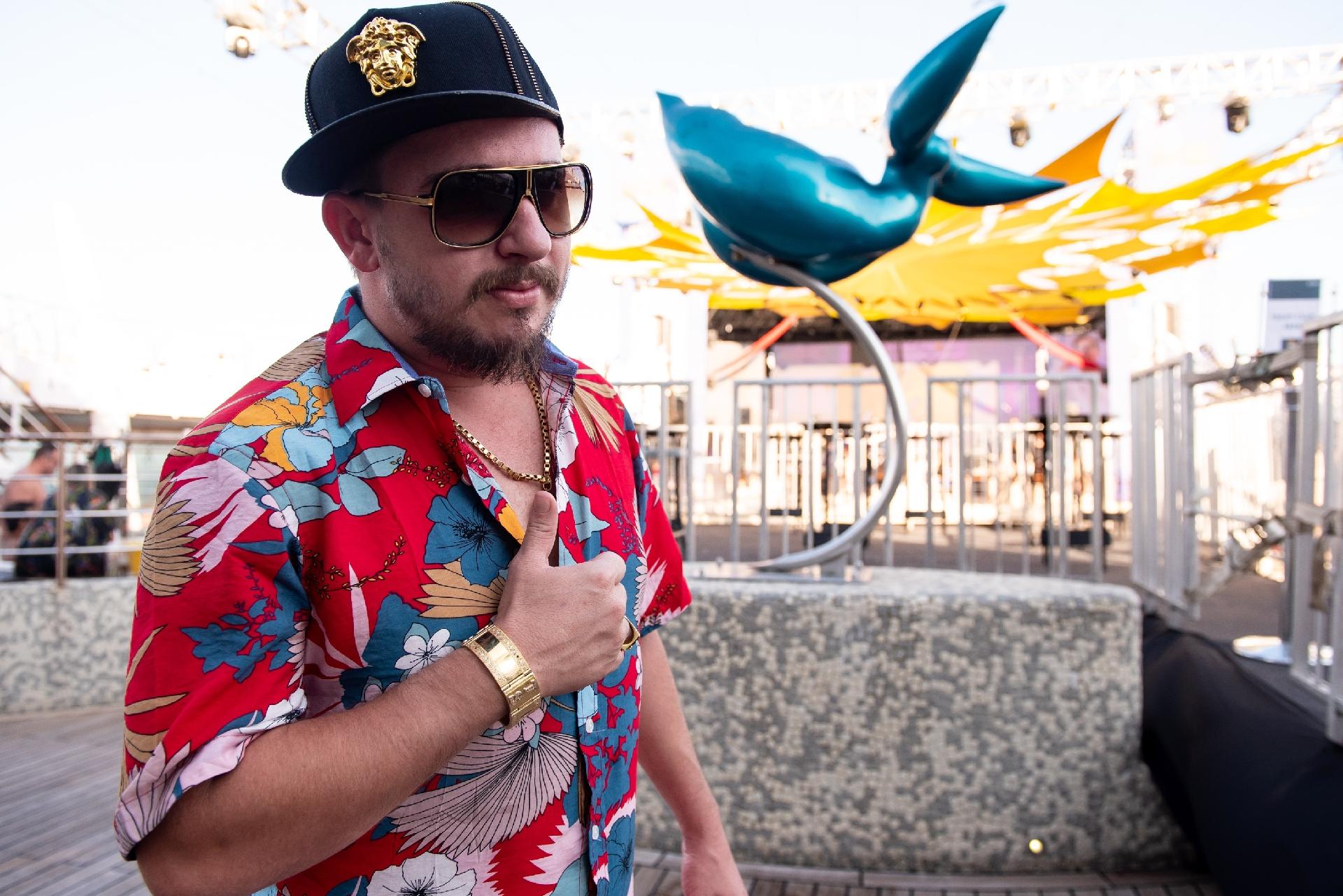 Público curte o sol e a piscina durante o cruzeiro de Wesley Safadão pelo litoral paulista e fluminense - Flávio Moraes/UOL