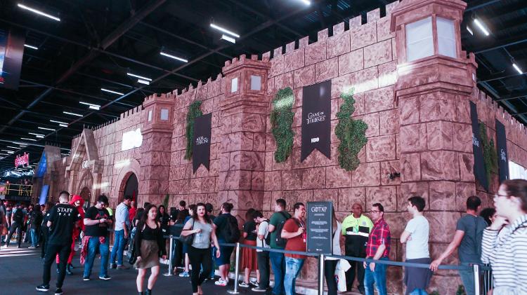 É necessário marcar horário por meio de totens disponibilizados no lado de fora do estande da HBO para visitar a casa dos Sete Reinos de "Game of Thrones" - Iwi Onodera/ UOL - Iwi Onodera/ UOL