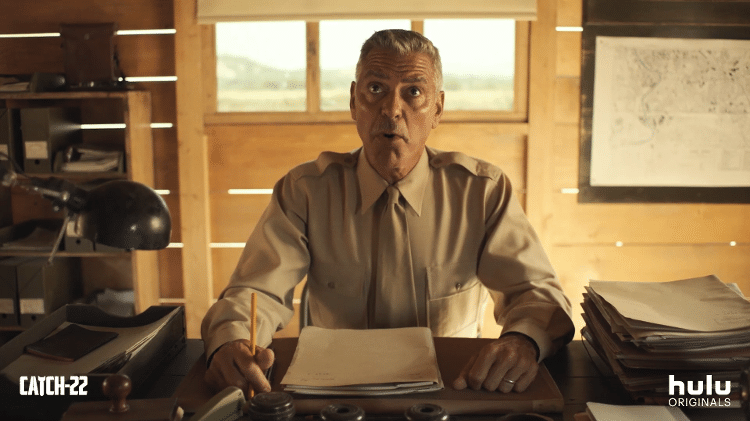 George Clooney em "Catch-22" - Reprodução/YouTube - Reprodução/YouTube
