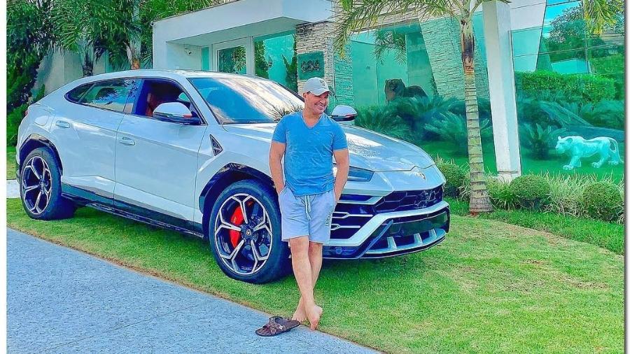 Eduardo Costa posa contante ao lado do seu carro de R$ 2,4 milhões; 18 unidades do Urus foram vendidas de forma oficial no país - Reprodução/Instagram