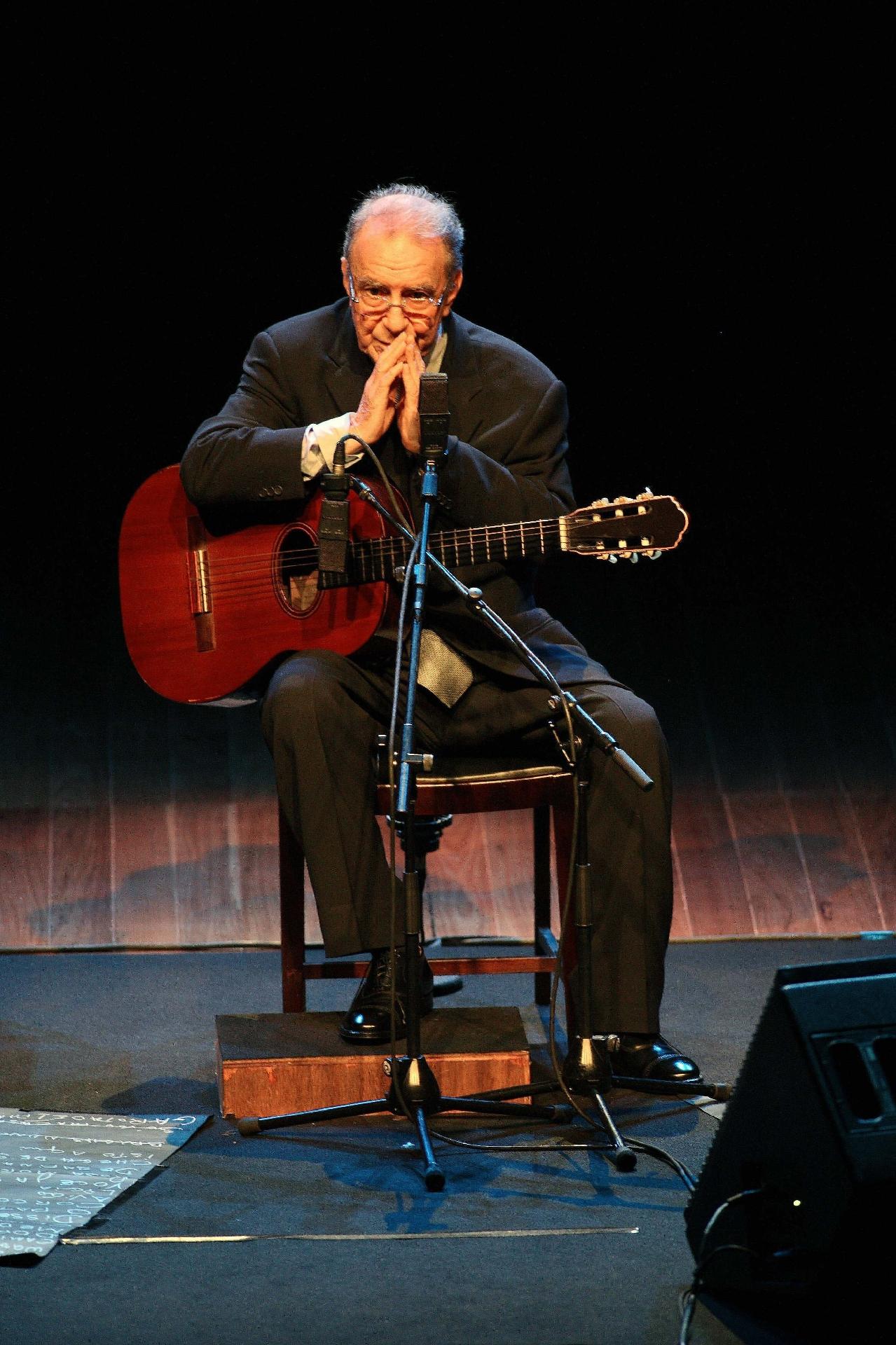 o cantor João Gilberto em show, em 14 de agosto de 2008, no Auditório Ibirapuera, em São Paulo (SP) - EFE/Marcos Hermes/Divulgação