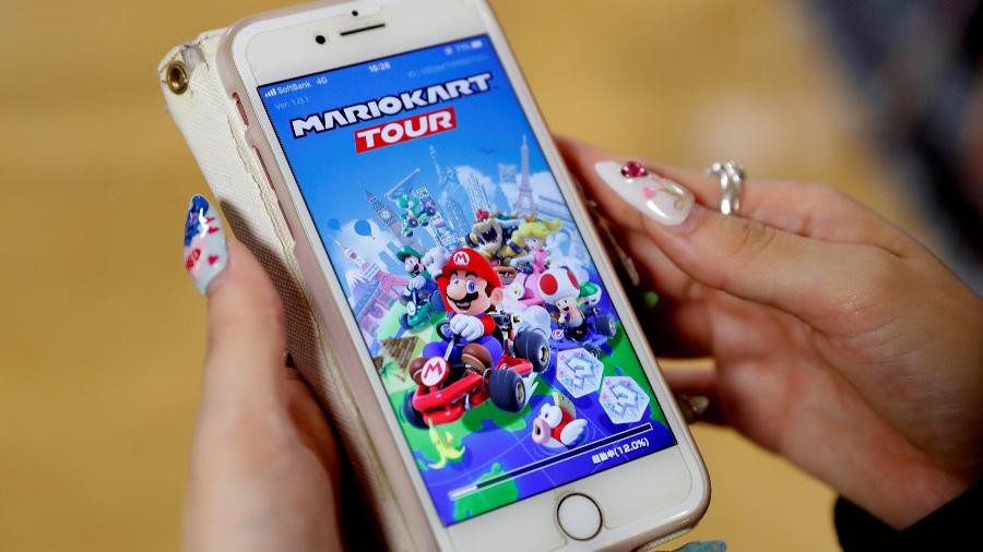 25.set.2019 - Mulher mostra jogo Mario Kart Tour em seu celular em Tóquio, no Japão - Kim Kyung-Hoon/Reuters