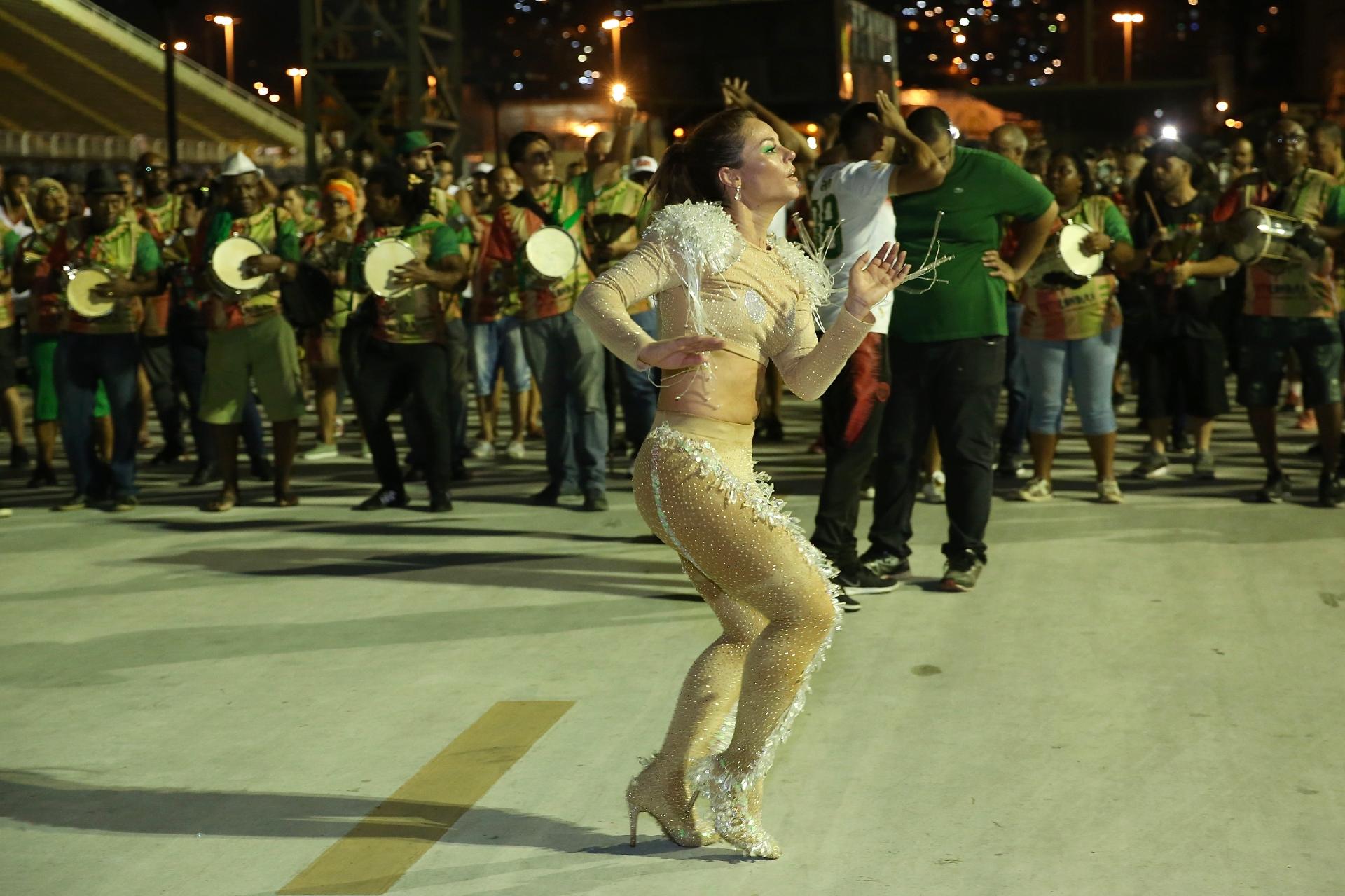 23.jan.2020 - A atriz Paolla Oliveira durante ensaio da Grande Rio na Sapucaí - Roberto Filho/Brazil News
