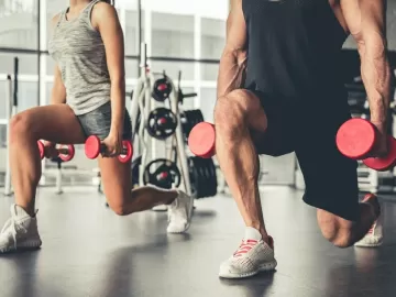 Musculação: exercícios compostos queimam mais calorias e definem o corpo