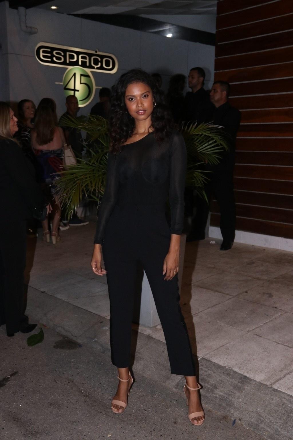 Aline Dias surgiu elegante em um look preto com um pouco de transparência no busto - Daniel Pinheiro/AgNews