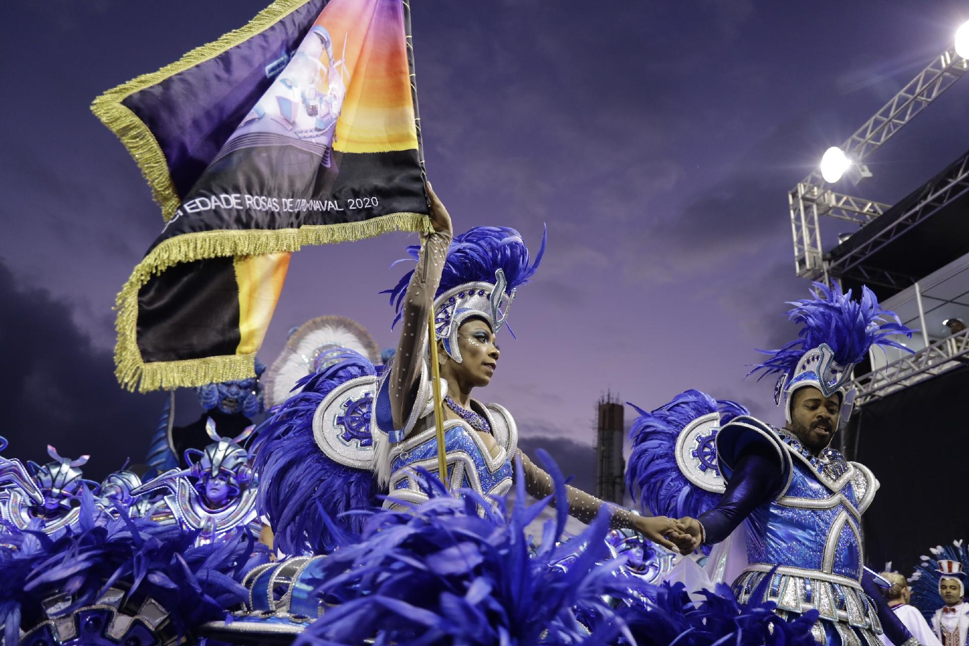 Rosas de Ouro encerra segunda noite de desfiles no Anhembi - Simon Plestenjak/UOL