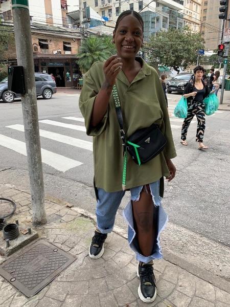 Luanda Vieira usando a mom jeans com uma camisa oversized verde - Arquivo Pessoal