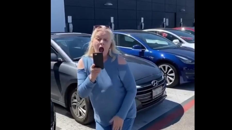 Mulher discute no Canadá após parar carro em vaga destinada a Teslas - Reprodução