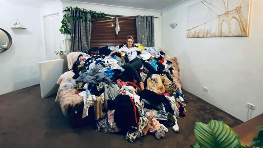 Mãe de quatro filhos lutava para lidar com a pilha de roupas durante a quaretena - Reprodução/Facebook