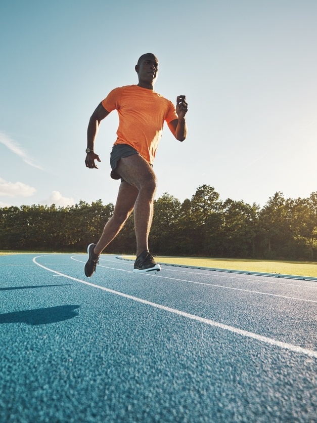 Uma curiosa corrida entre uma Atleta e um carro esportivo. Quem ganha?