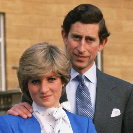 Diana e Charles na vida real, no anúncio de seu noivado - Tim Graham/Getty Images e 