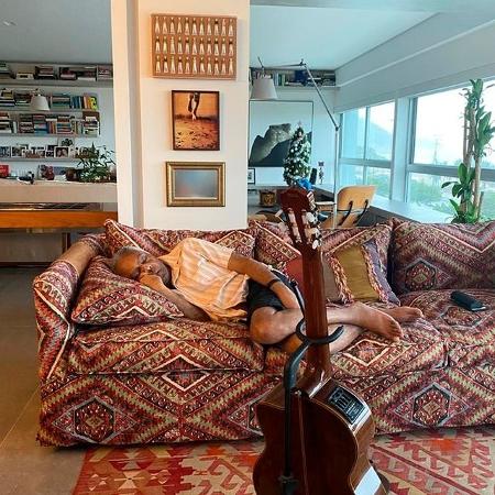 Gilberto Gil tira cochilo em sofá de sua residência - Reprodução / Instagram