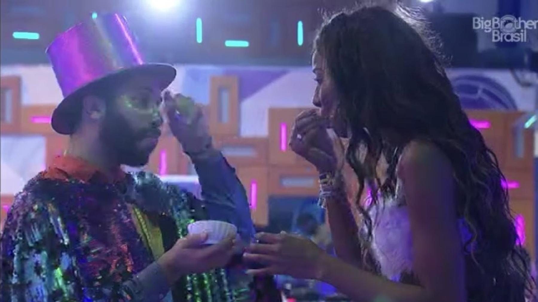 BBB 21: Gilberto e Camilla experimentando as comidas da festa - Reprodução/Globoplay