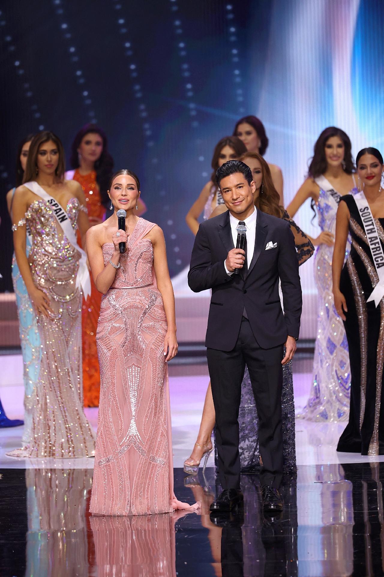 Os apresentadores Olivia Culpo e Mario Lopez no palco do Miss Universo - Rodrigo Varela/Getty Images/AFP