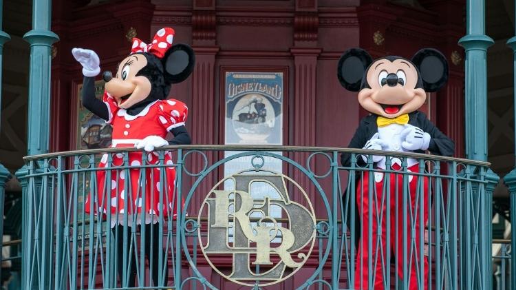 Minnie e Mickey dando as boas-vindas aos visitantes