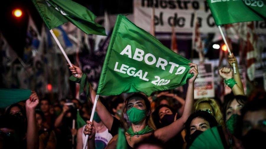 Manifestantes celebram em Buenos Aires a aprovação do aborto legalizado na Argentina -  Marcelo Endelli/Getty Images