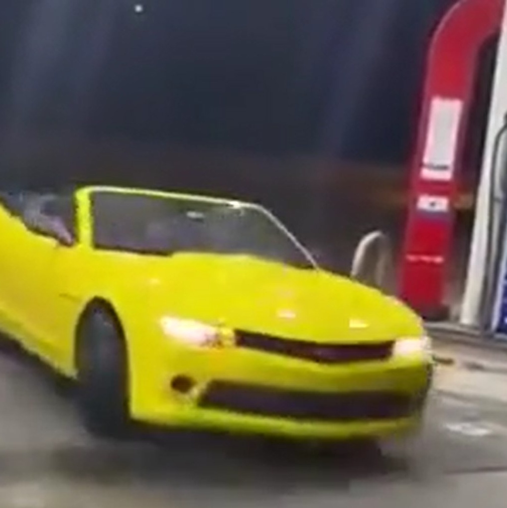 Motorista faz drift com Camaro amarelo conversível em posto de gasolina -  08/11/2021 - UOL Carros