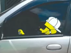 Já viu o adesivo dos Simpsons? Decorar vidro do carro é perigoso e ilegal