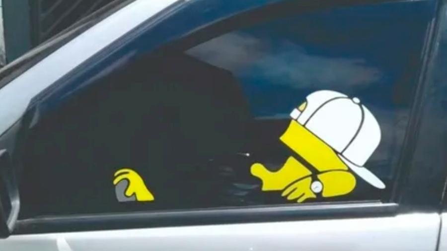 Adesivo "faz de conta" que personagens como Bart Simpson estão ao volante ou no banco do carona; item é proibido e traz risco - Reprodução
