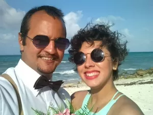 A gerente comercial Gabriele Souza Bessa, de 25 anos, que ia se casar com Francisco Bessa Jr, de 34 anos, em agosto. Eles cancelaram tudo, pois não tem dinheiro para bancar uma nova festa - Acervo pessoal  - Acervo pessoal 