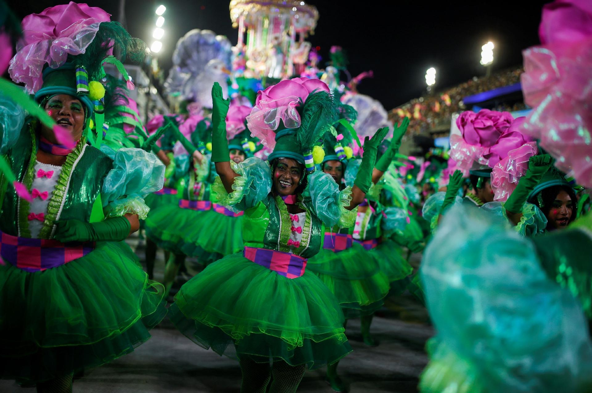 22.abr.2022 - Mangueira é a segunda a desfilar na primeira noite de desfiles do Grupo Especial na Marquês de Sapucaí. - Amanda Perobelli/Reuters