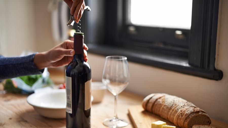 Veja dicas para fazer com que a sua garrafa de vinho aberta possa ser apreciada por mais tempo - Getty Images