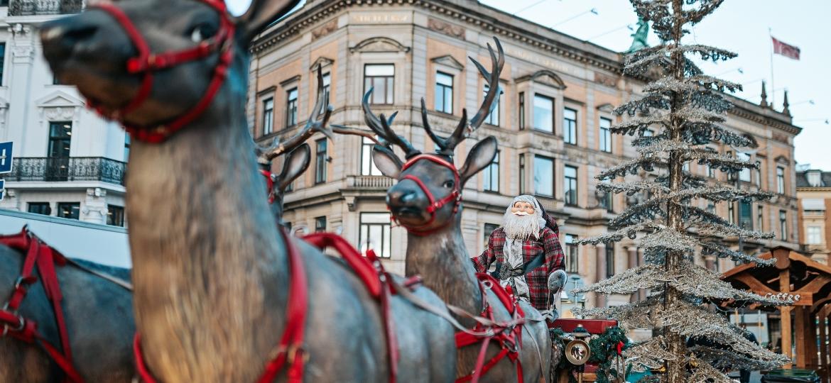 Renas e Papai Noel aguardam pedestres no Mercado de Natal do centro de Copenhague - Elena_Sistaliuk/Getty Images/iStockphoto