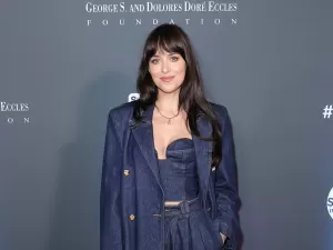 Dakota Johnson é flagrada nas gravações de 'Verity'; confira o vídeo