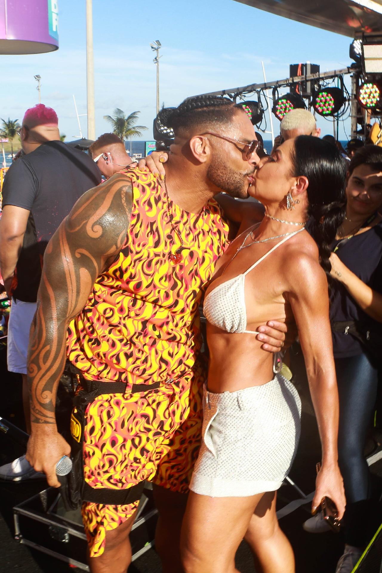 Scheila Carvalho e Tony Salles se beijam - Dilson Silva e Wesley Costa /AgNews