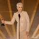 Jamie Lee Curtis recebe o Oscar de Atriz Coadjuvante por 'Tudo em Todo Lugar ao Mesmo Tempo' - Kevin Winter/Getty Images