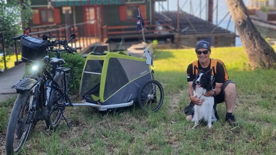 Luiz ao lado do cachorro Belmiro, com quem viaja há um ano de bicicleta - Arquivo pessoal