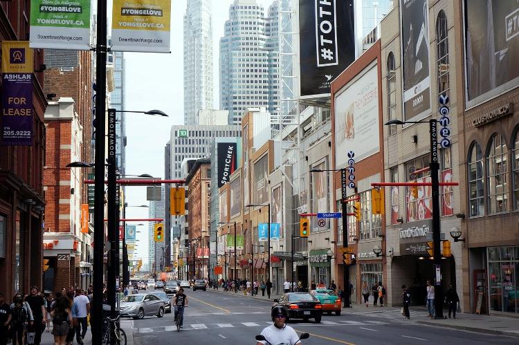 Yonge Street, Toronto: O Canadá dominou o top 10 como o único país com três cidades entre as melhores do mundo para se viver Yonge Street, Toronto: O Canadá dominou o top 10 como o único país com três cidades entre as melhores do mundo para se viver