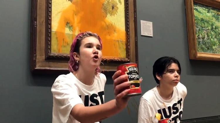 Em 2022, ativistas jogaram sopa de tomate no famoso quadro "Girassois", de Van Gogh, em Londres