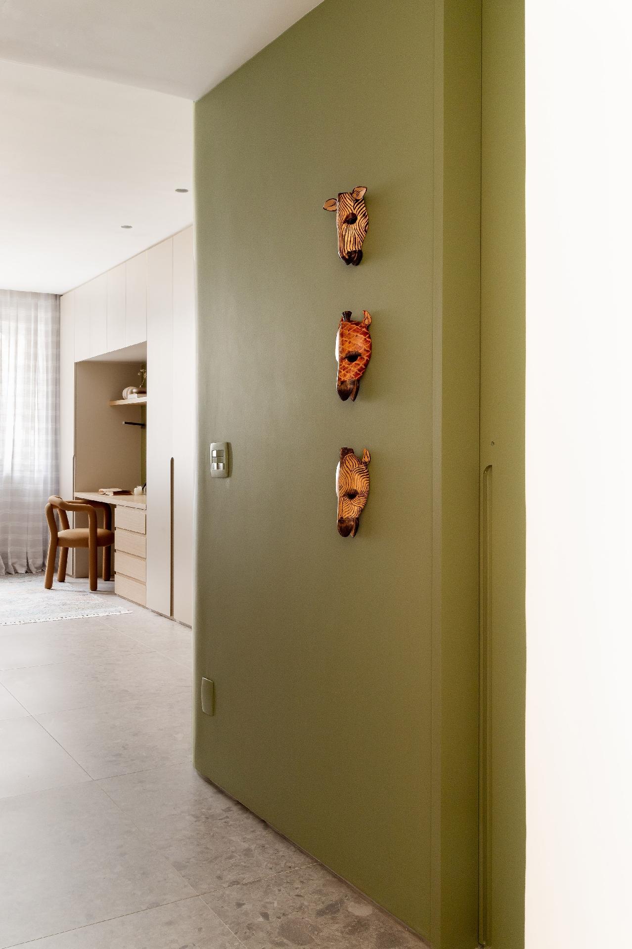 Das viagens a moradora trouxe esculturas de madeira que resultam em personalidade, em meio ao minimalismo do apartamento. - Lilia Mendel/Divulgação