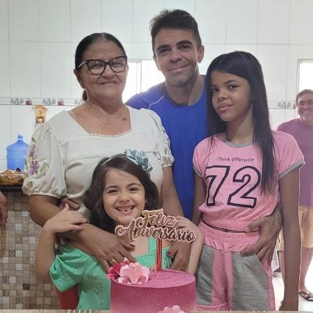 Francisco com a mãe e as duas filhas