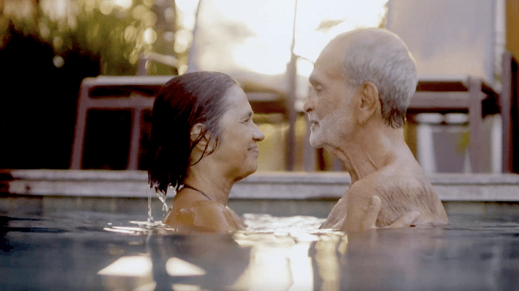 Beatriz Goular e Maurício Kubrusly na piscina de casa