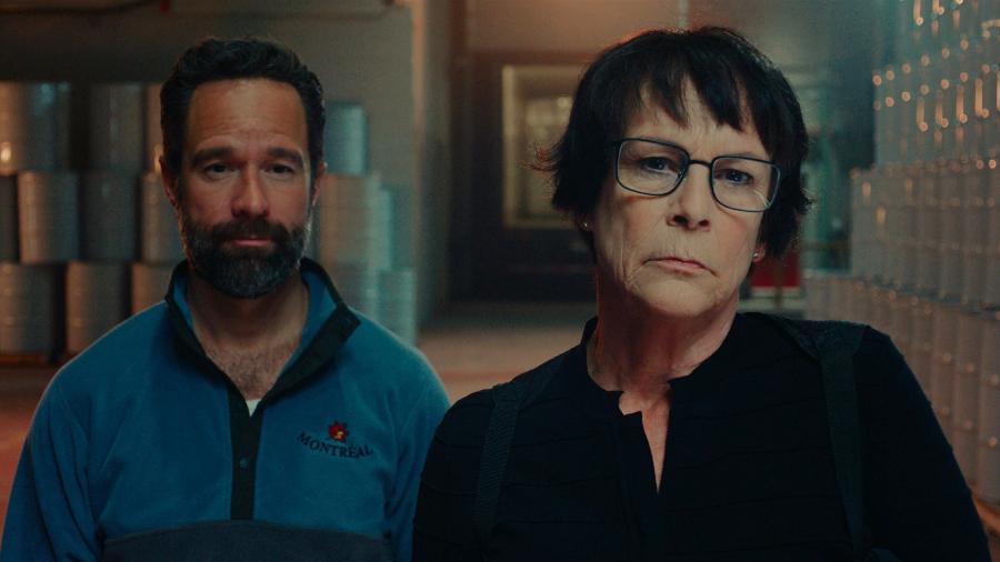 Chris Diamantopoulos e Jamie Lee Curtis em cena de 'Melou'