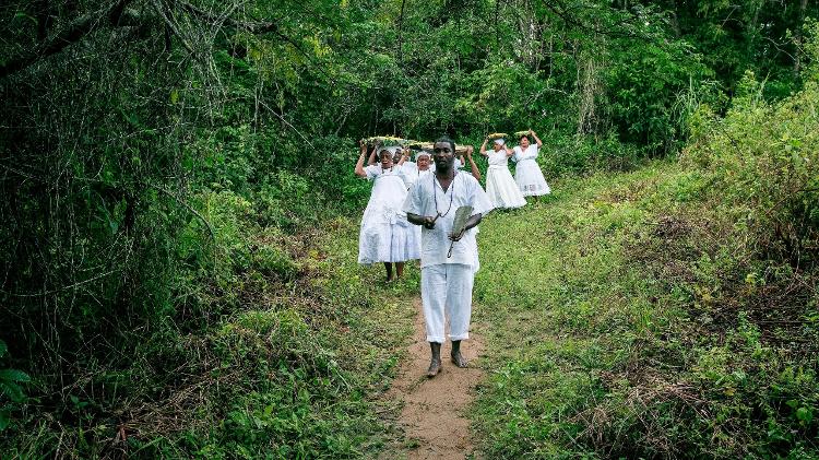 Pai Duda de Candola e filhas de santo do Ilê Axé Icimimó Aganjuu Didê nas matas sagradas próximas ao terreiro, em Cachoeira (BA) Pai Duda de Candola e filhas de santo do Ilê Axé Icimimó Aganjuu Didê nas matas sagradas próximas ao terreiro, em Cachoeira (BA)
