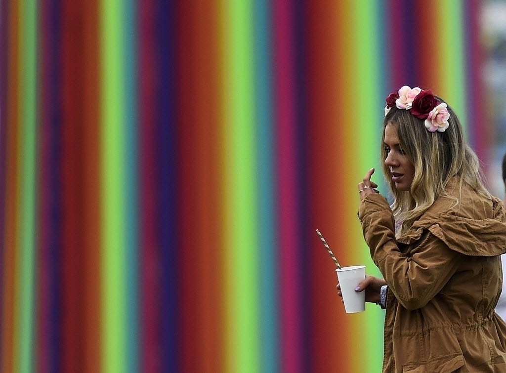 24.jun.2015 - fã se arruma para conferir as atrações noturnas do festival de Glastonbury. - Dylan Martinez/Reuters