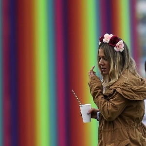 24.jun.2015 - fã se arruma para conferir as atrações noturnas do festival de Glastonbury. - Dylan Martinez/Reuters - Dylan Martinez/Reuters