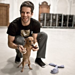 O bailarino amazonense Marcelo Gomes, do grupo American Ballet Theatre, com a cachorra Lua - Jade Young/Divulgação