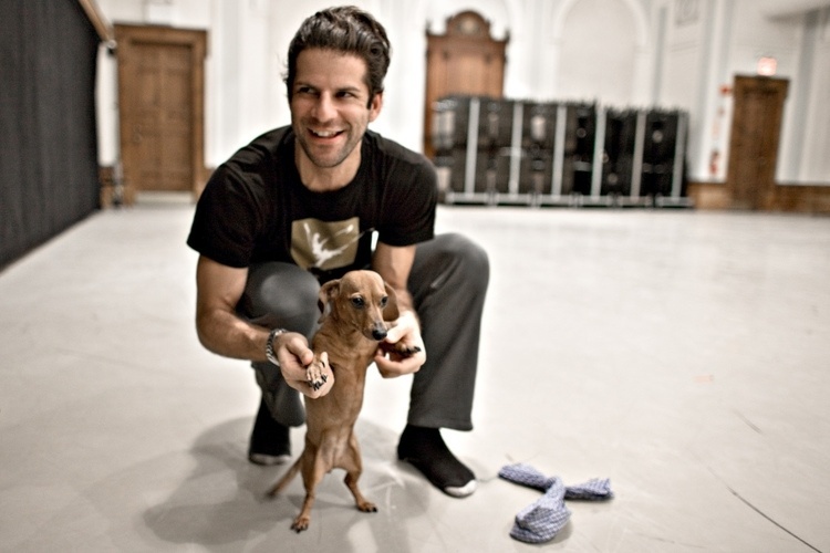 O bailarino amazonense Marcelo Gomes, do grupo American Ballet Theatre, com a cachorra Lua - Jade Young/Divulgação