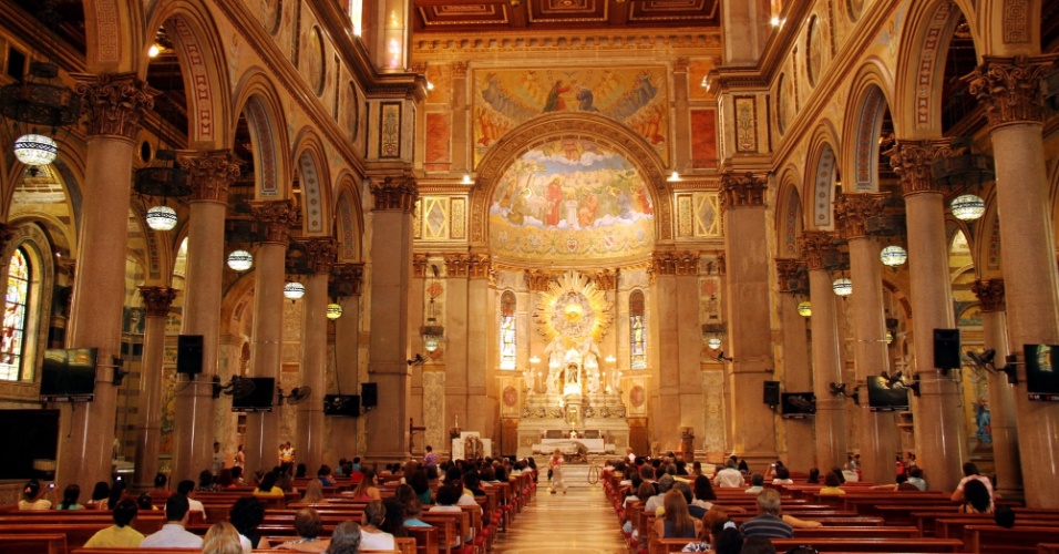 Vista do interior da Basílica Santuário de Nazaré, templo religioso erguido na segunda metade do século 19, em Belém