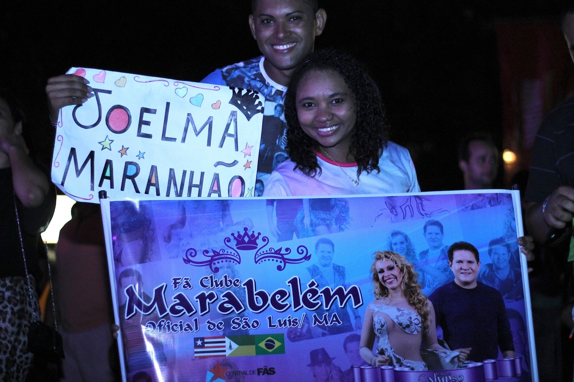 4.out.2015 - Elenilson Ferreira e Letícia Pereira, fãs da banda Calypso, acompanham show em Teresina - Orlando Berti/UOL