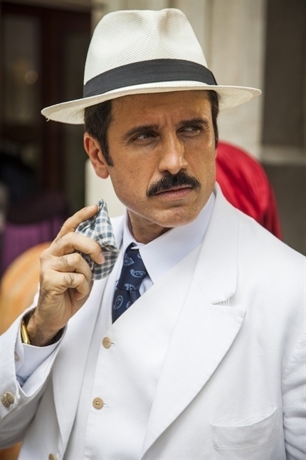 Ernesto (Eriberto Leão) ? Cafajeste, sedutor, vaidoso. Se diz pintor de quadros, mas  é um explorador de mulheres. Seduz Filomena (Débora Nascimento) e sentirá uma atração irresistível por Sandra (Flávia Alessandra) - Sergio Zalis/TV Globo